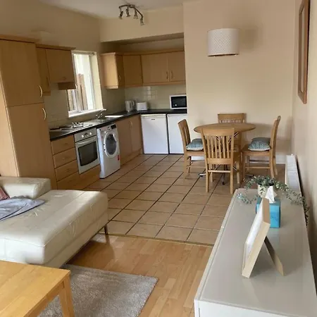 Ground Floor One Bedroom 아파트 *