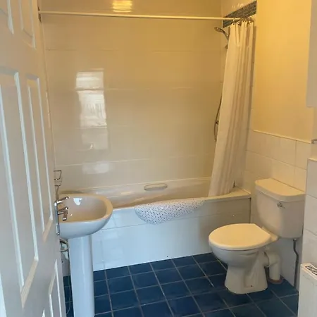 Ground Floor One Bedroom 아파트 *